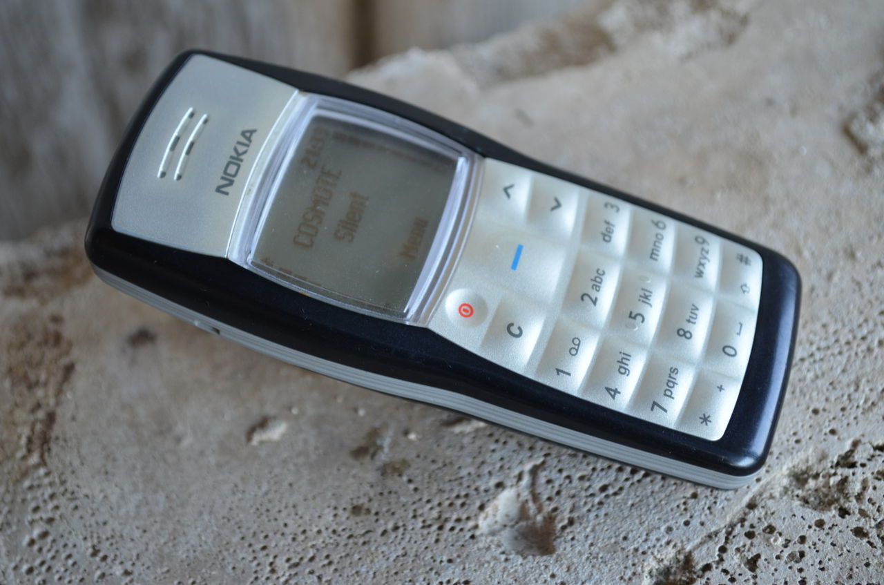 Вечная классика – Nokia 1100 с фонариком. Жаль, что у него нет micro-USB
