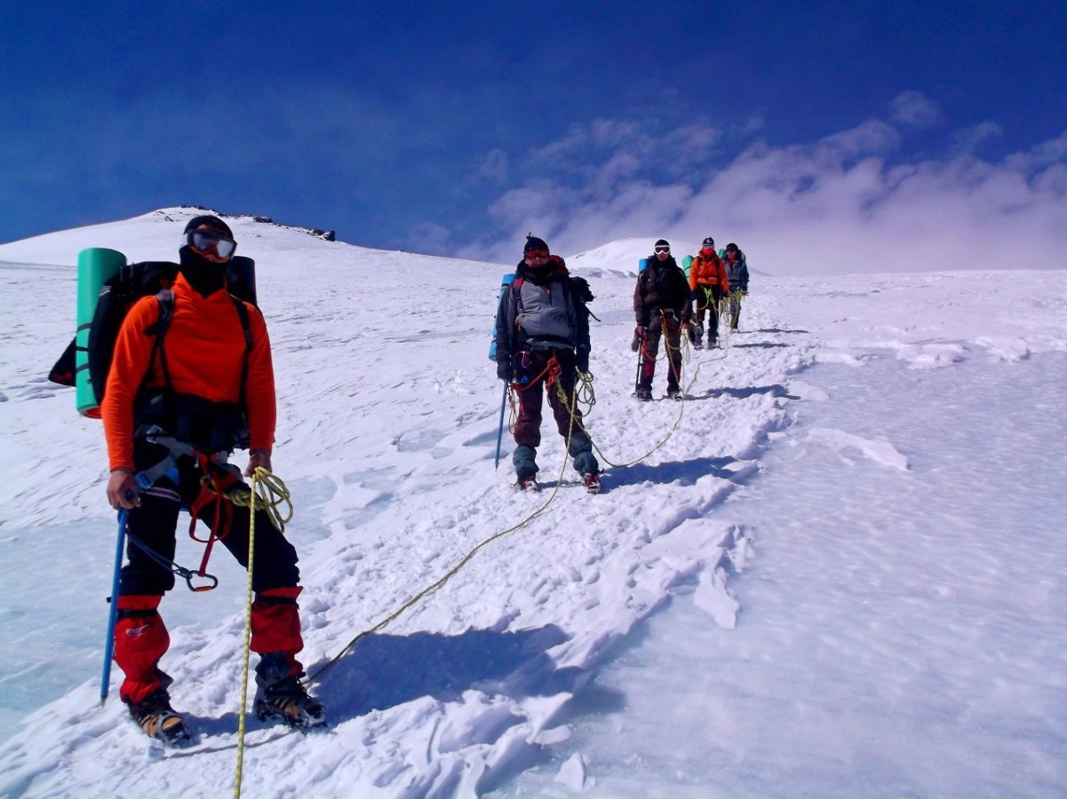 Альпинисты связывают себя верёвкой, чтобы самый умный из них не сбежал